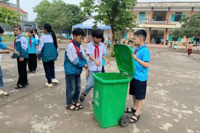 Liên đội trường TH Mỹ Tân tổng vệ sinh trường học trước khi nghỉ lễ 10/3