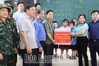Đ/c Trần Hồng Hà, UV BCH Trung ương Đảng, cùng Bộ trưởng Bộ GD&ĐT và các đ/c lãnh đạo tỉnh Nam Định đến thăm hỏi và tặng quà nhân dân, học sinh vùng bị ngập lụt tại trường Tiểu học Mỹ Tân – thành phố Nam Định.